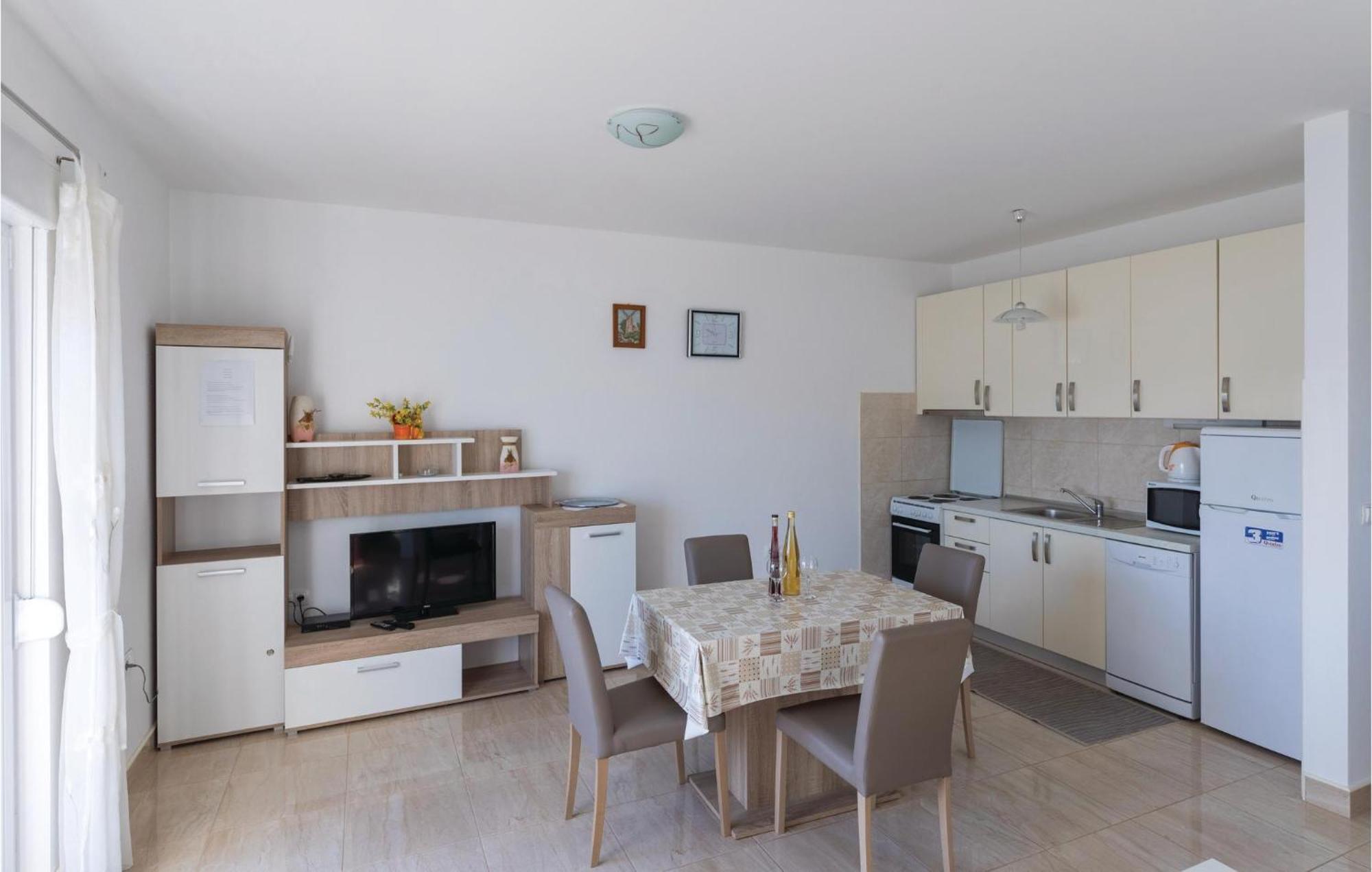 1 Bedroom Cozy Apartment In Klek Exterior foto